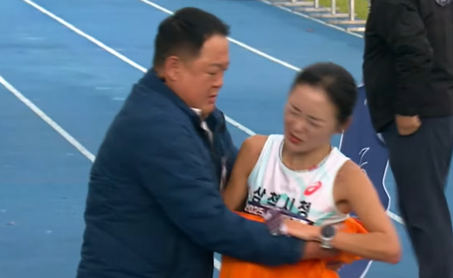 “구체적인 사과나 인정은 없었다” 국제대회서 불거진 감독의 신체접촉 논란→시는 진상조사 착수