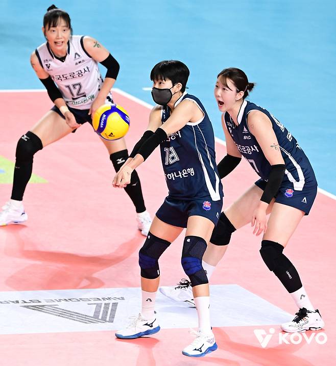 도로공사 선수단 감기 ‘진원지’ 김세인, 27일 페퍼전에선 타나차 부상 공백을 지워내며 10연승 이끈 ‘해피 바이러스’가 됐다 [남정훈의 오버 더 네트]