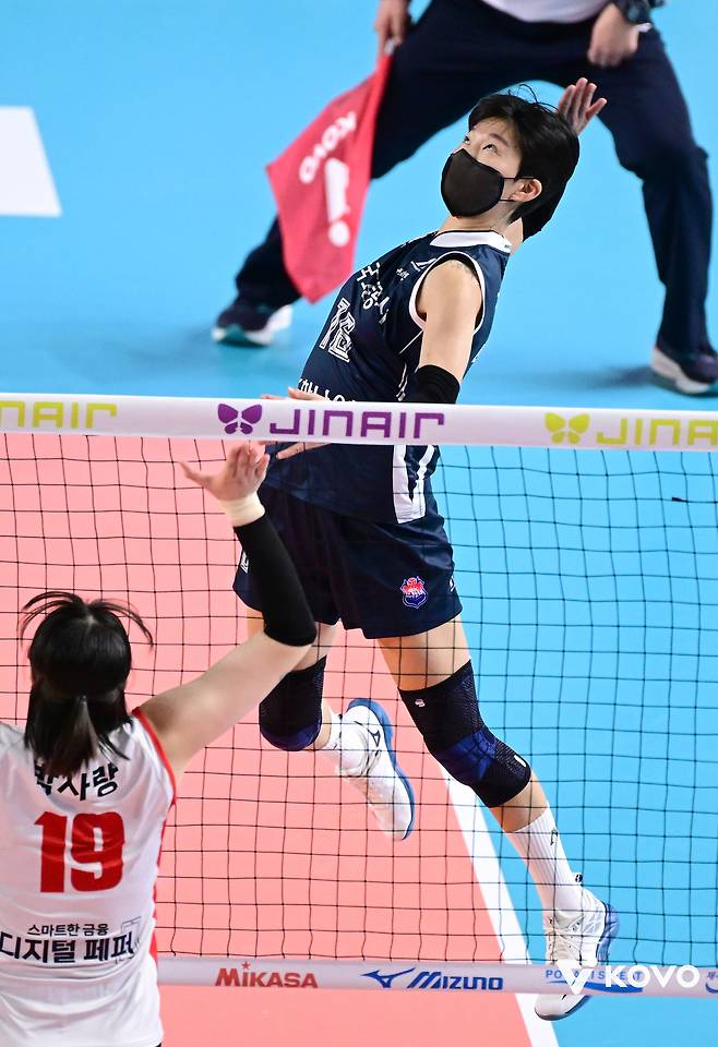 도로공사 선수단 감기 ‘진원지’ 김세인, 27일 페퍼전에선 타나차 부상 공백을 지워내며 10연승 이끈 ‘해피 바이러스’가 됐다 [남정훈의 오버 더 네트]