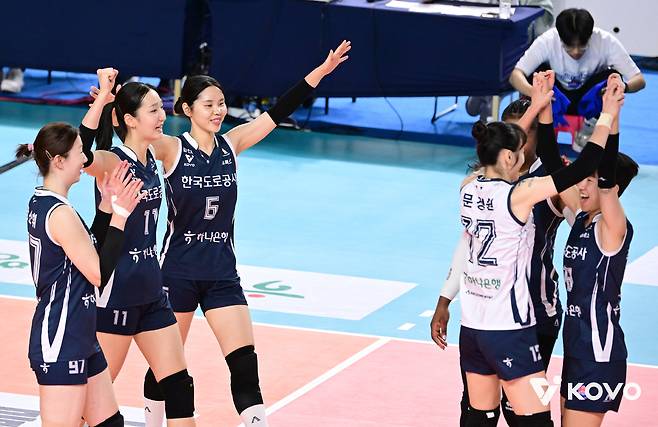 도로공사 선수단 감기 ‘진원지’ 김세인, 27일 페퍼전에선 타나차 부상 공백을 지워내며 10연승 이끈 ‘해피 바이러스’가 됐다 [남정훈의 오버 더 네트]