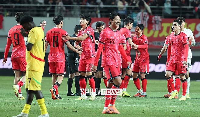 '일본 아니네' 홍명보호 16강 진출 예상 떴다…韓축구 최초 2포트 → 홍명보 감독 다음 달 3일 출국