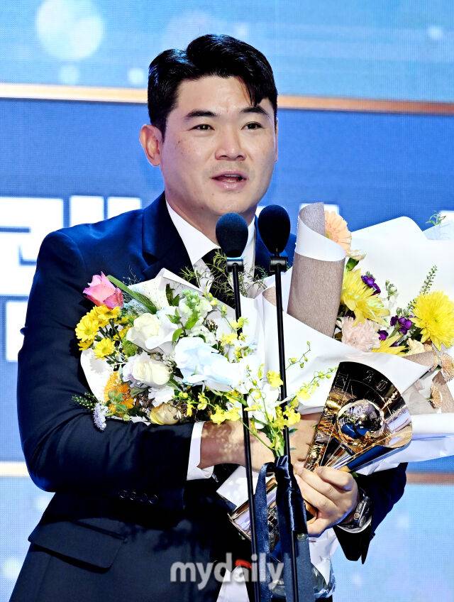 '이럴 수가' 방출→테스트→韓 최고령 홀드 1위 실화인가…진짜 50살까지 던지나