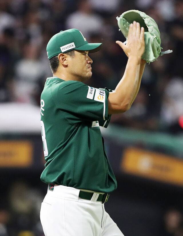 '이럴 수가' 방출→테스트→韓 최고령 홀드 1위 실화인가…진짜 50살까지 던지나