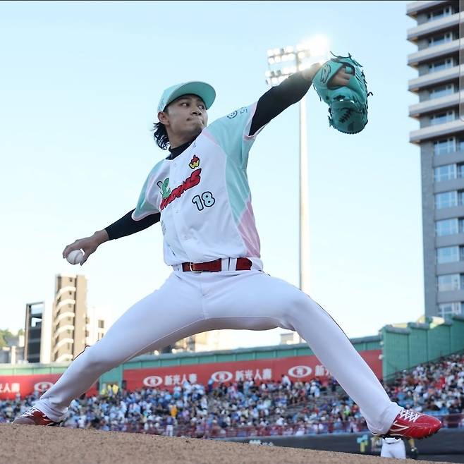 2년 전 한국 울렸던 대만 158km 파이어볼러, 日 소프트뱅크와 계약 '눈앞'