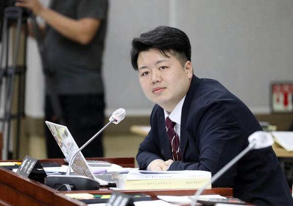 배지환 수원시의원, 배구 시청자 몰입 방해 '형광 배구코트' 문제 지적