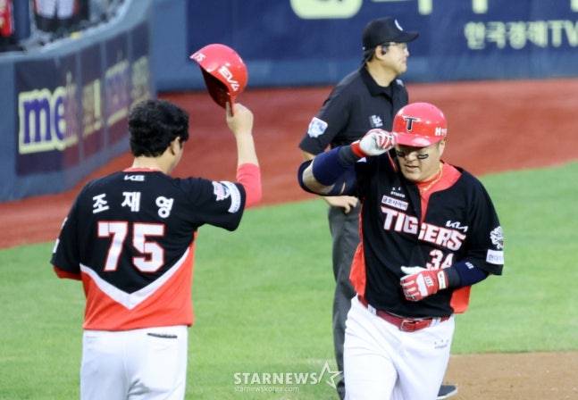 '삼성과 2파전' KIA, 내부 FA 최형우에 최종 오퍼