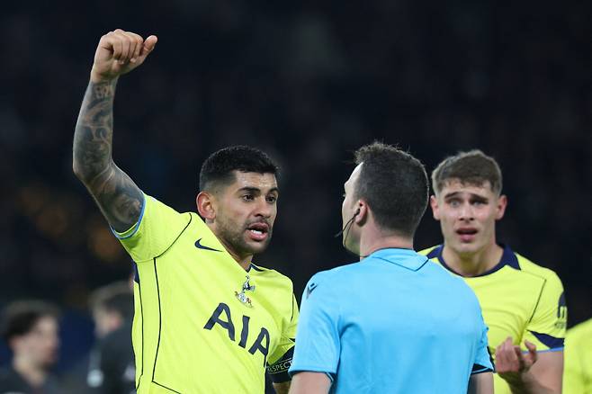 英매체 작심 발언, '아시아 최초 토트넘 주장' 손흥민 공백 폭발했다