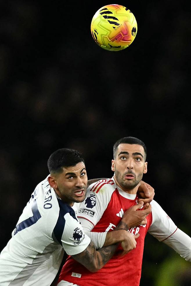 英매체 작심 발언, '아시아 최초 토트넘 주장' 손흥민 공백 폭발했다