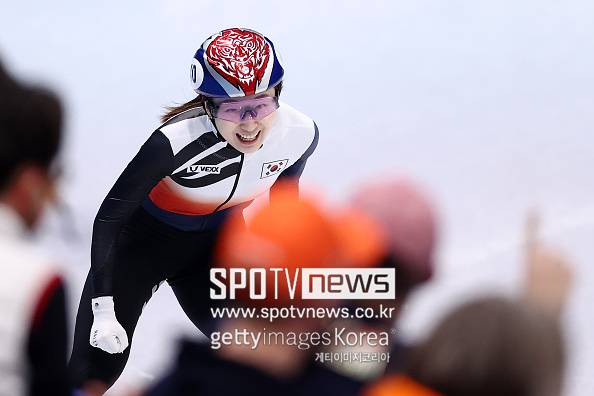 '세계 최강 한국인' 최민정, 최악 부진→패자부활전서 곧바로 '1위 질주'...1500m에서는 '명실상부'