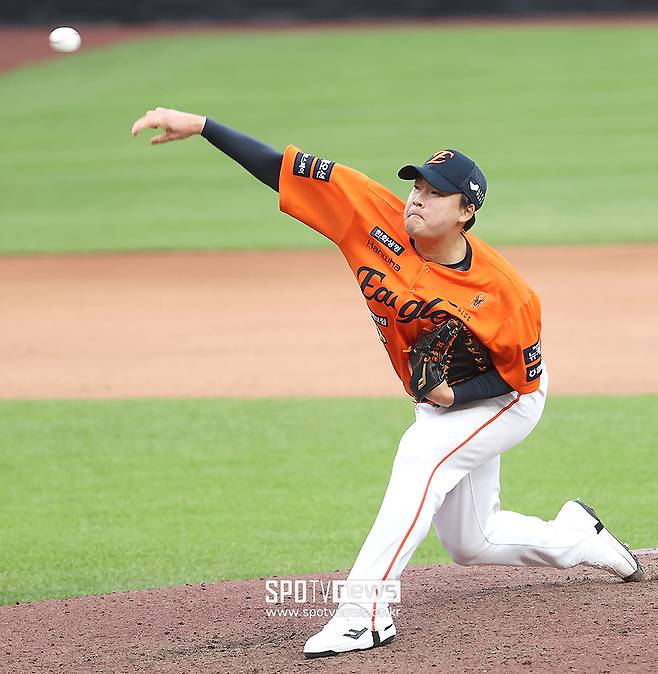 트레이드 초대박 셋업맨도 지키지 못하다니…한화 FA 보상선수 치명타? 꼴찌 도맡던 팀이 이렇게 달라졌다