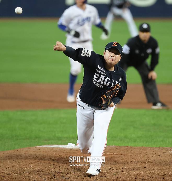 트레이드 초대박 셋업맨도 지키지 못하다니…한화 FA 보상선수 치명타? 꼴찌 도맡던 팀이 이렇게 달라졌다