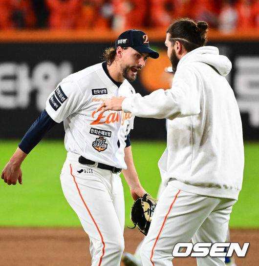 ‘33승 증발 위기’ 한화 초비상! 17승 MVP 출국→대전예수마저 떠날 결심, 美보도 떴다 “휴스턴과 58억 계약 임박”