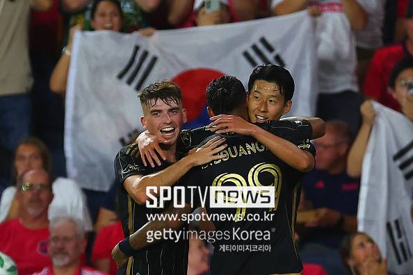 ‘손흥민과 함께 등장한 여성은?’ 올해 연말에 재회할 듯…12월 영국 방문 유력→역대급 ‘오피셜’ 공식발표 뜬다