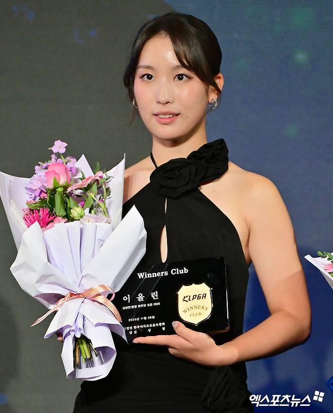 '여배우 못지 않은 드레스 자태' 이율린, 파격적인 옆트임과 백리스 드레스