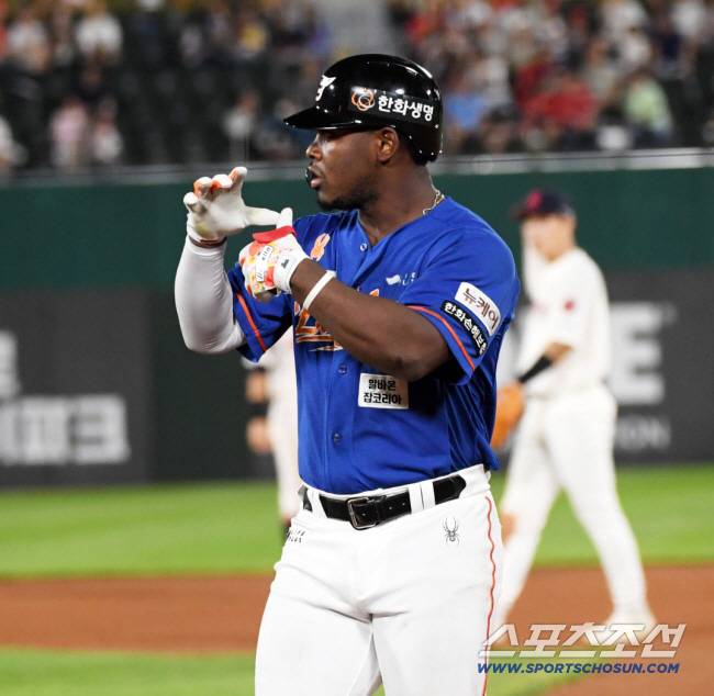 폰세-와이스 진짜 떠난다! 일단 한 자리는 채웠다 '에르난데스' 영입…페라자 진짜 온다 [공식발표]