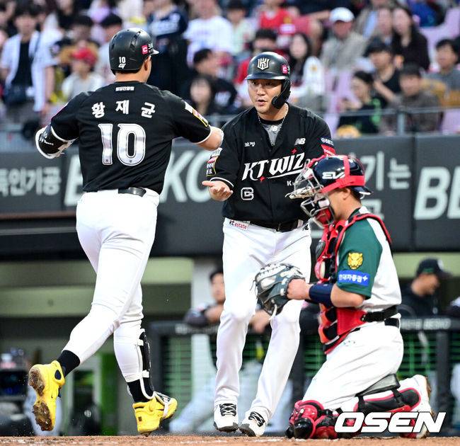 FA 미계약인데 팬 축제 참석 실화냐, 장성우-황재균 잔류할 결심? “KT 위즈 로열티 높은 선수들” [오!쎈 수원]