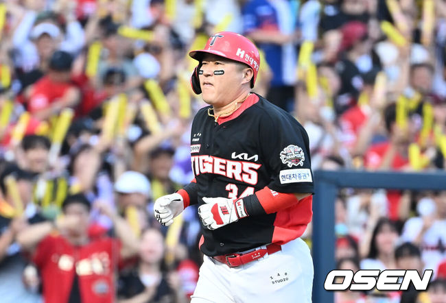 장현식→박찬호→최형우까지, 우승 FA 다 떠나나…KIA 우승 이후 최고 계약은 이범호 감독 26억 재계약