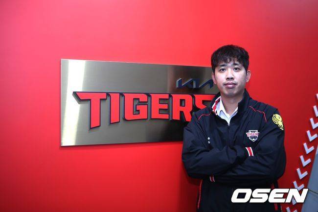 장현식→박찬호→최형우까지, 우승 FA 다 떠나나…KIA 우승 이후 최고 계약은 이범호 감독 26억 재계약