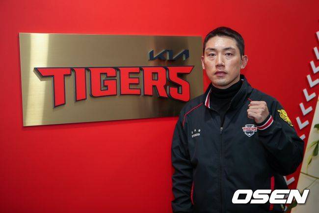 장현식→박찬호→최형우까지, 우승 FA 다 떠나나…KIA 우승 이후 최고 계약은 이범호 감독 26억 재계약