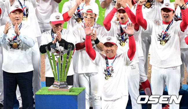 장현식→박찬호→최형우까지, 우승 FA 다 떠나나…KIA 우승 이후 최고 계약은 이범호 감독 26억 재계약