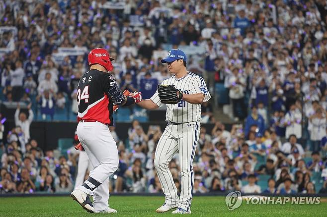42세에도 ‘엘리트 스윙’…최형우, 계약 도장 찍는 순간 KBO 최고령 타자 새 역사 쓴다