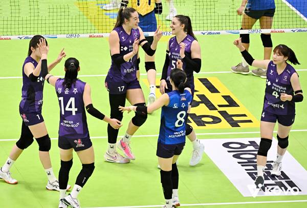 V-리그 여자부는 혼돈의 연속...흥국생명, 현대건설에 3-0 셧아웃 승리 [MK현장]