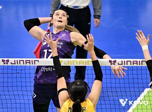 V-리그 여자부는 혼돈의 연속...흥국생명, 현대건설에 3-0 셧아웃 승리 [MK현장]