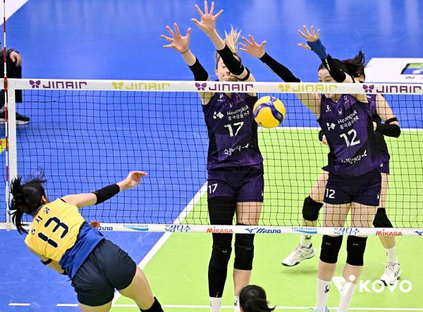 V-리그 여자부는 혼돈의 연속...흥국생명, 현대건설에 3-0 셧아웃 승리 [MK현장]