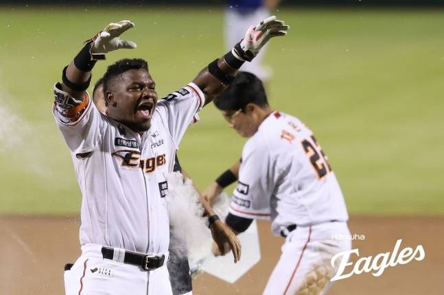 고민했던 한화, '페라자가 더 간절했다' 日 팀도 노렸는데...
