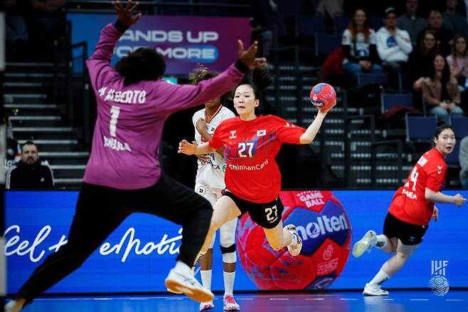 한국, 여자핸드볼 세계선수권 2차전서 앙골라에 11골 차 패배