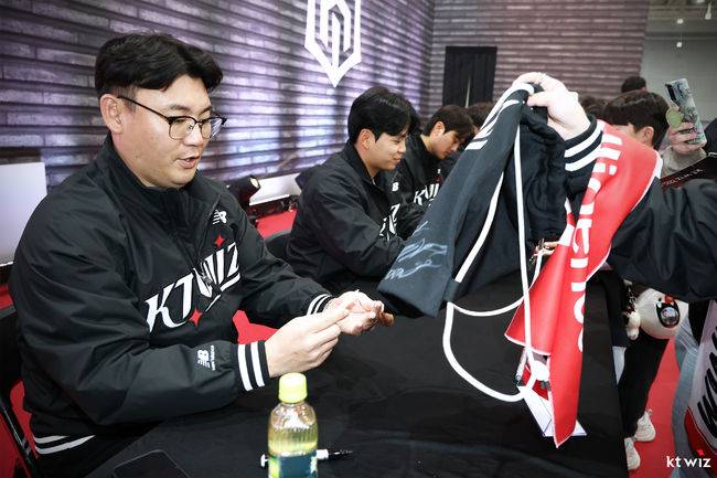 “FA 계약 조금만 기다려 달라” 미계약 신분→원소속팀 축제 참석 무슨 의미? 102억 듀오 종신 마법사 될까