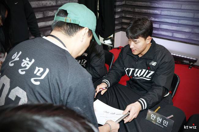 ‘LG→KT’ 트레이드 좌완 이렇게 노래를 잘했다니+충격의 Sea of Love…역대급 팬서비스 4600명 열광, 이게 프로다