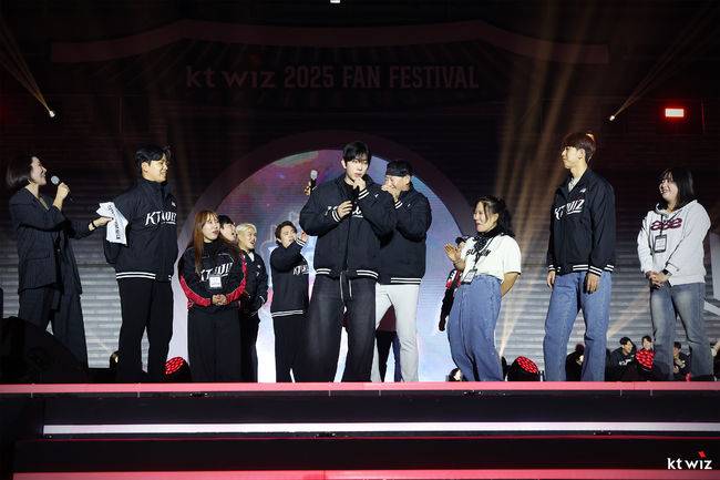 ‘LG→KT’ 트레이드 좌완 이렇게 노래를 잘했다니+충격의 Sea of Love…역대급 팬서비스 4600명 열광, 이게 프로다