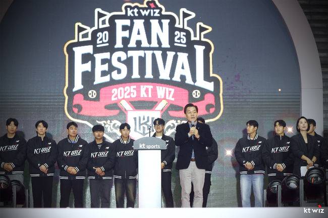 ‘LG→KT’ 트레이드 좌완 이렇게 노래를 잘했다니+충격의 Sea of Love…역대급 팬서비스 4600명 열광, 이게 프로다