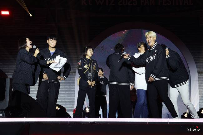 ‘LG→KT’ 트레이드 좌완 이렇게 노래를 잘했다니+충격의 Sea of Love…역대급 팬서비스 4600명 열광, 이게 프로다