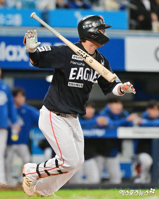 '넉살 좋은' 한화 1R 신인, 프로 첫 캠프에서 '11년 선배' 이도윤 방망이 얻어낸 사연