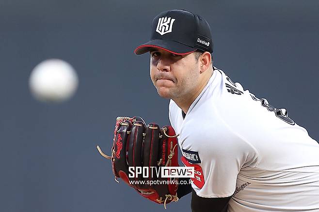 KIA, 진짜 '35홈런' 위즈덤 보류권 풀었다…9승 외인 헤이수스도 자유의 몸, KBO 보류선수 명단 공시