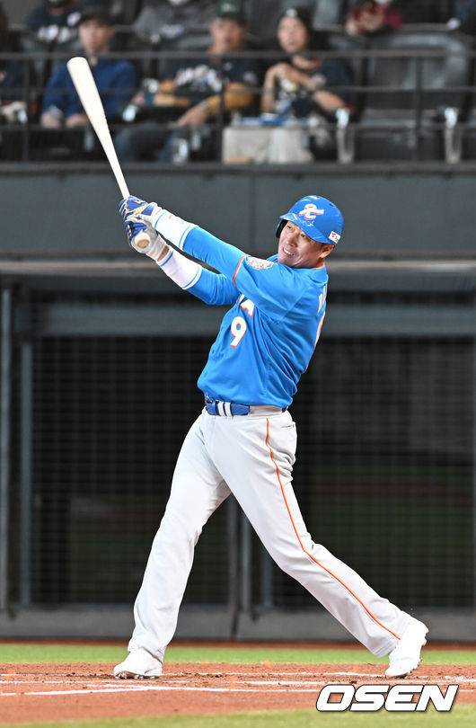 '일본 침몰 홈런' 이대호 3안타 2타점-이병규 3안타 2타점...한국, 일본에 7-1 완승