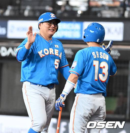 '일본 침몰 홈런' 이대호 3안타 2타점-이병규 3안타 2타점...한국, 일본에 7-1 완승