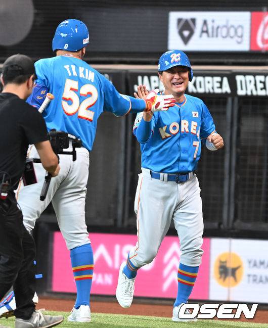 '일본 침몰 홈런' 이대호 3안타 2타점-이병규 3안타 2타점...한국, 일본에 7-1 완승