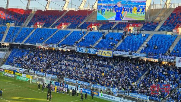 '1부 잔류 당한' 울산HD, 팬 고성과 야유에 선수단 겨우 진화 [현장 메모]