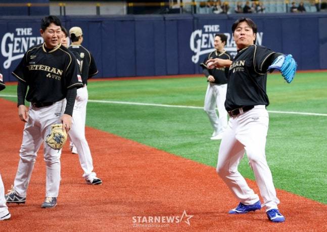 협상 상황 설명한 강민호