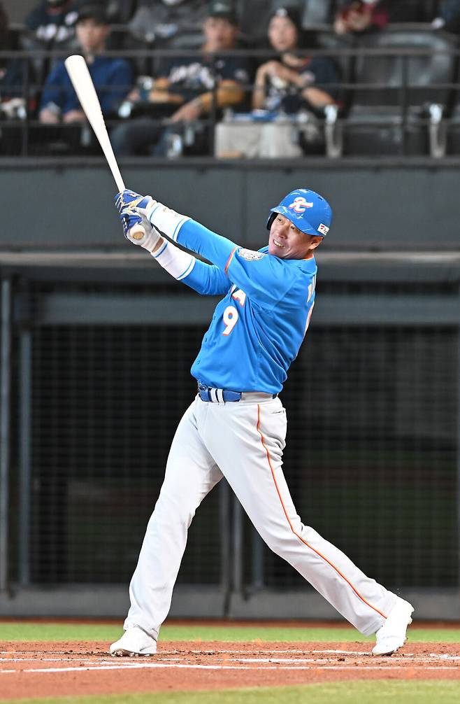 '조선의 4번타자' 이대호 미쳤다, 日레전드에 2루타→2루타→홈런 폭발…韓레전드 작년 패배 완벽 설욕