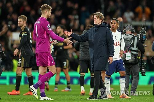 '손흥민 주장 박탈하더니' 프랑크 감독, 또또또또또 홈 경기 무승…팬들 야유에