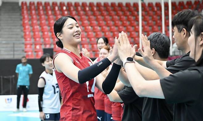 ‘신인감독’ 김연경, 이사장 자격으로 ‘리틀 김연경’ 손서연 만났다