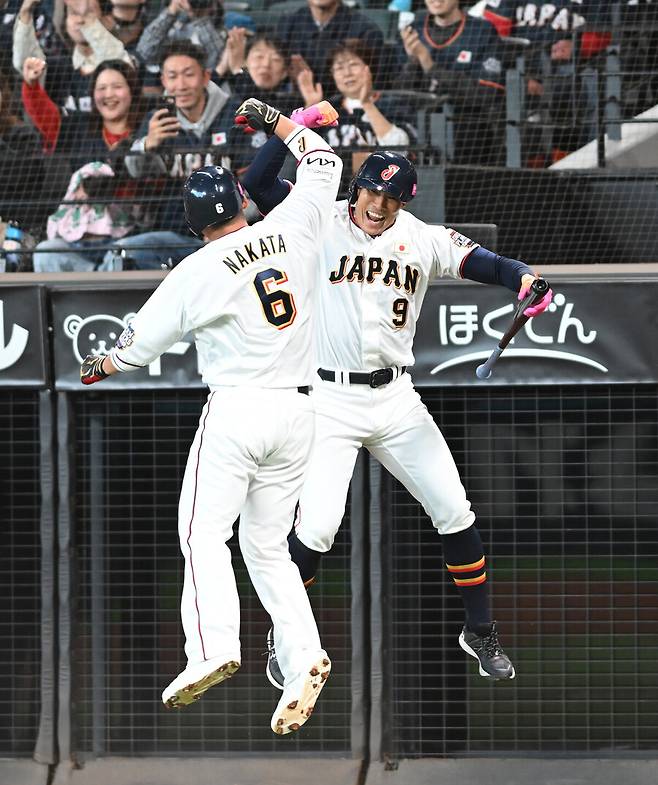 '후배 폭행' 불명예 이적→홈런으로 친정에 은퇴 신고식