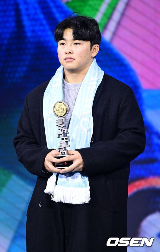 韓 평정하고 ML 진출한다! 김도영에 밀렸던 3루수, 올해의 선수상+최고 3루수 우뚝…원태인은 FA 강민호 업었다(종합)