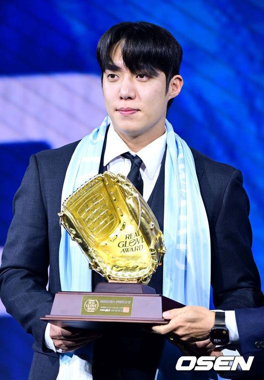 韓 평정하고 ML 진출한다! 김도영에 밀렸던 3루수, 올해의 선수상+최고 3루수 우뚝…원태인은 FA 강민호 업었다(종합)