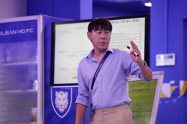 [K리그 포커스] 신태용이 뺨 때리고 귀에 휘슬 불고...