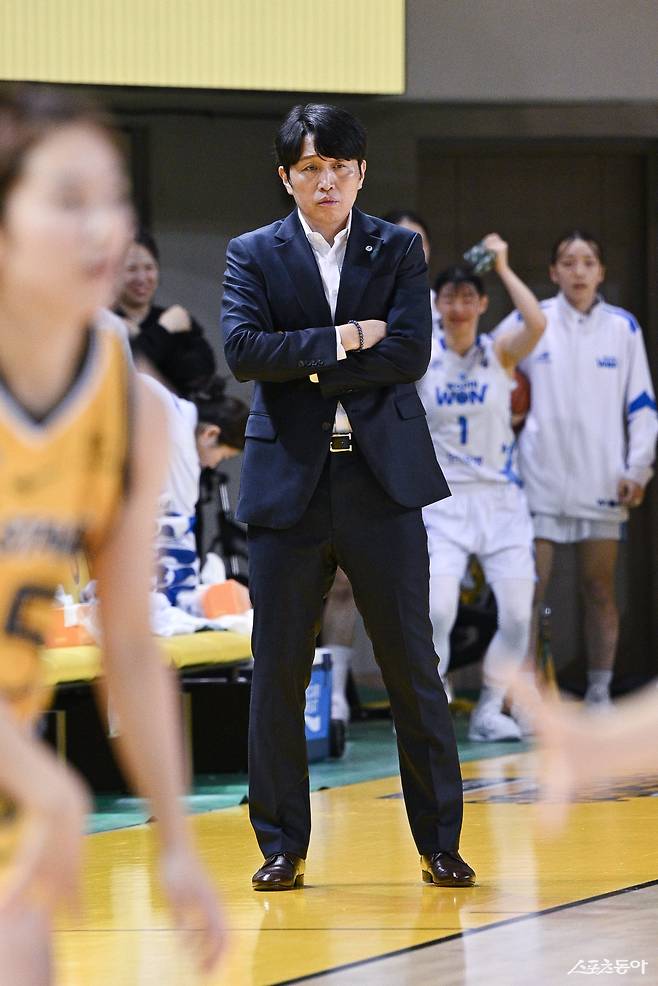 “영원한 건 없다. 언젠간 이런 날 올 줄 알았다” 부임 후 처음 1R 4패 떠안은 위성우 우리은행 감독의 새로운 도전 과제